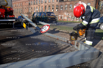 Gdansk Stocznia. Samochod dostawczy wjezdzajac na wiaduk...