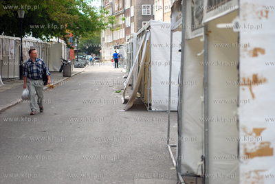 Opustoszale stoiska handlowe na Sw Ducha w Gdansku.
18.08.2008
Fot....