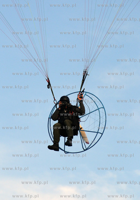 Gdynia. Paralotniarz - fotoreporter latajacy na nad...