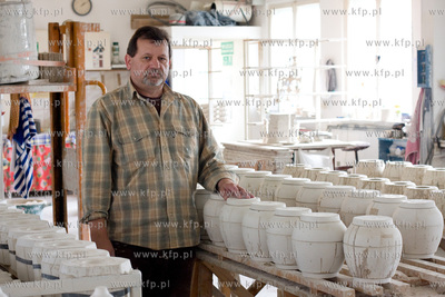 Chmielno. Zaklad Ceramiczny Genius. Nz. Eugeniusz Trowski,...