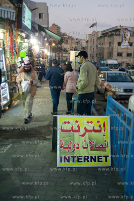 Amman.Jordania NZ Reklama kafejki internetowej na ulicy...