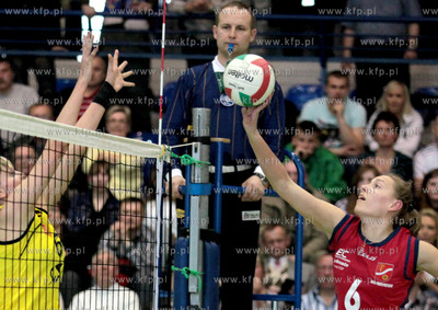 Hala MOSIR w Rumi. Czwarty mecz o awans do elity siatkarek...