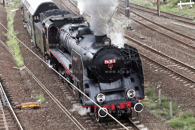 Pociag Heweliusz, prowadzony przez parowoz z wolsztynskiej...