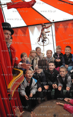 Kwidzyn. Wystep wegierskiego teatru lalkowego Tintalo...