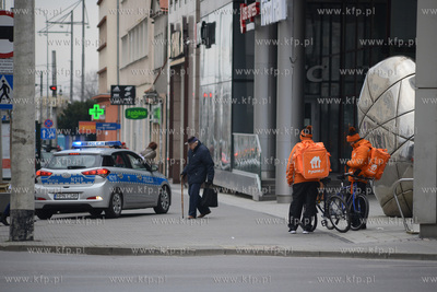 Gdynia. Srodki ostroznosci w zwiazku z pandemia koronawirusa...