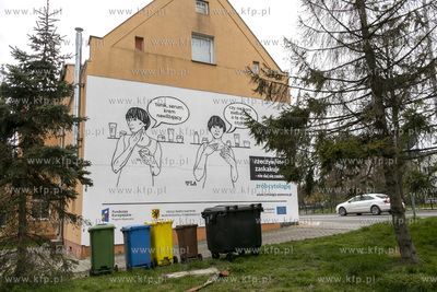 Na elewacji budynku przy ulicy Grunwaldzkiej w Pruszczu...