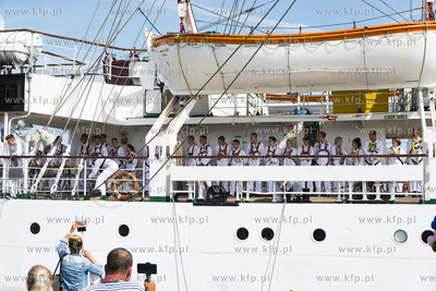 Dar Młodzieży wpływa do Nabrzeża Pomorskiego w...