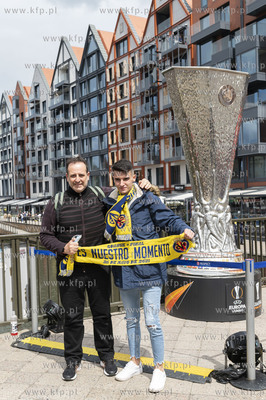 Kibice Manchester United i Villarreal fotografują...