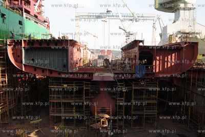 Stocznia Gdynia.16.02.2002fot. Wojtek Jakubowski...