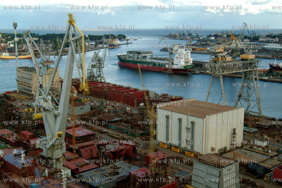 Stocznia Gdynia S.A. W dali Port Gdynia 14.09.2002...