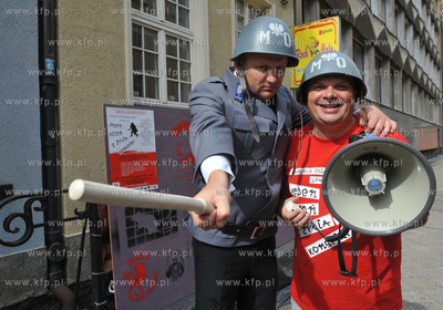 Gazeta Rock Cafe na ulicy Tkackiej w Gdansku. Jeden...