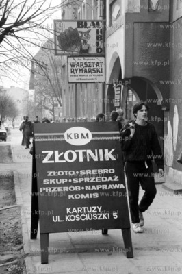 Reklama zlotnika na ul. Kosciuszki w Kartuzach na Kaszubach....
