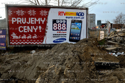 Gdansk. Bilbord z reklama telefonu komorkowego przed...