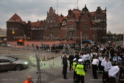 Otwarcie Teatru Szekspirowskiego w Gdansku. Po ogloszeniu...