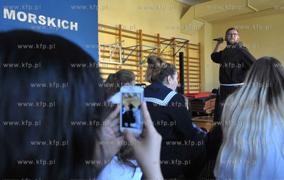 Franciszkanin ojciec Lukasz Buksa podczas reklolekcji...