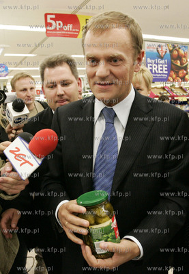 Donald Tusk odwiedza polskich pracownikow w sklepie...