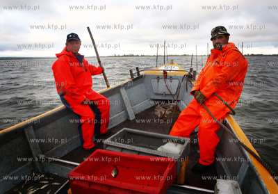 Zalew Wislany. Rybacy z Katow Rybackich Henryk Derkowski...