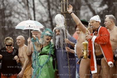 Noworoczna zimowa kapiel  gdanskich morsow na plazy...