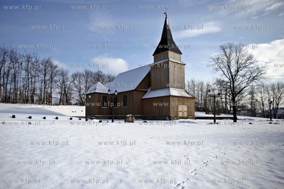 Sierakowice. Zabytkowy, drewniany kosciol sw. Marcina....