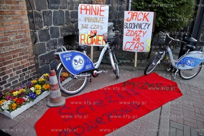 Urzad Miasta  w Sopocie. Happening dotyczacy remontu...