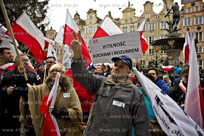 Gdańsk. Długi Targ. Demonstracja przeciwko rządom...
