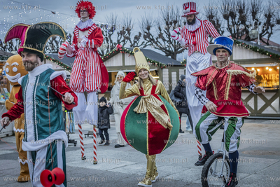 Sopockie Miasteczko Świąteczno-Noworoczne. Scena...