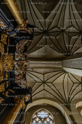 Demontaż rusztowań potrzymujących spękane sklepienie...