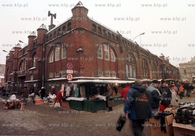 Hala Targowa w Gdansku 23.11.98 fot. Wojtek Jakubowski...