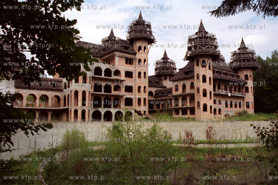 Lapalice na Kaszubach. Budowa prywatnego zamku. 4.08.2002...