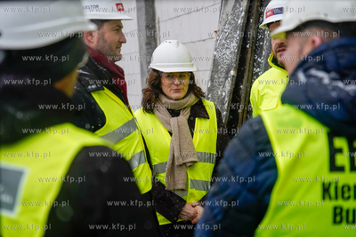 Piecki - Migowo. Zawieszenie wiechy na budowanej szkole...