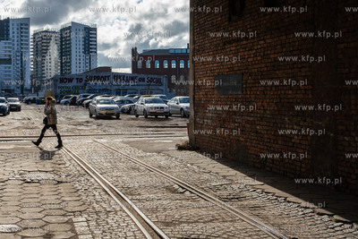 Gdańsk, Stocznia Cesarska. W tle napis "Jak wspierać...
