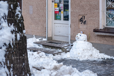 Gdańsk Wrzeszcz, ul. Grażyny. Nz. Bałwan pod sklepem...