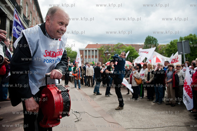 Gdansk. Manifestacja przed Urzedem Marszalkowskim zorganizowana...