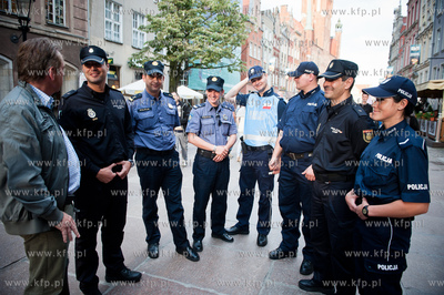 Gdansk. Ulica Dluga. Wspolny patrol pilicjantow z Hiszpanii,...