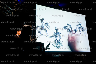 Gdansk. Centrum Sw. Jana. Swiatowa premiera performensu...