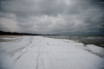Mrozne, zimowe popoludnie na plazy w Sopocie.
26.01.2014
fot....