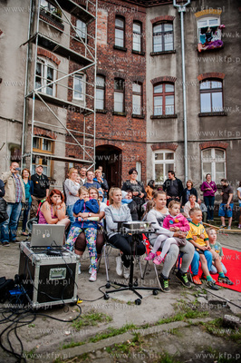 Gdansk. Podworko ulic Robotniczej i Jana z Kolna. Sasiedzi...