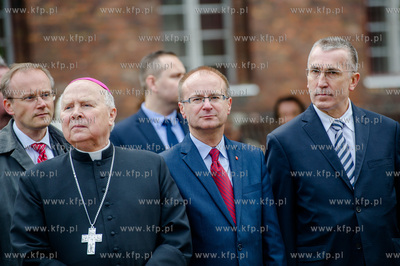 Gdansk. Msza Swieta na placu Obroncow Poczty Polskiej...