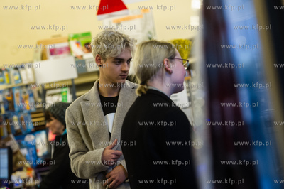 Radek Pestka, zwyciezca TOP MODEL na zakupach z siostra...