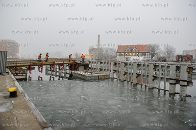 Gdańsk. Budowa zwodzonej kładki na wyspę Ołowianka....