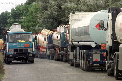 Cysterny w kolejce po paliwo przed Rafinerie Gdanska,...