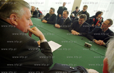 Czwarty dzien strajku w Stoczni Gdynia S.A. Do stoczniowcow...