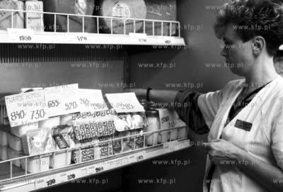 Stoisko nabialowe z przecenionym kefirem mlekiem i...