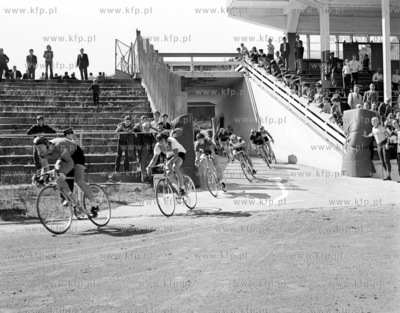 Wyscig kolarski na stadionie Lechii Gdansk. 4.09.1972...
