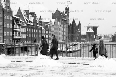 Widok z Zielonego Mostu na Długie Pobrzeże w Gdańsku....