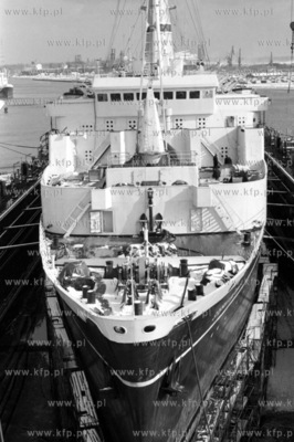 Remont transatlantyka Stefana Batorego w doku Gdańskiej...