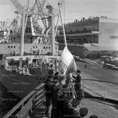 Podniesienie bandery na statku w porcie w  Gdyni.
04.1969
0001889z_kwiecien1969
Fot....