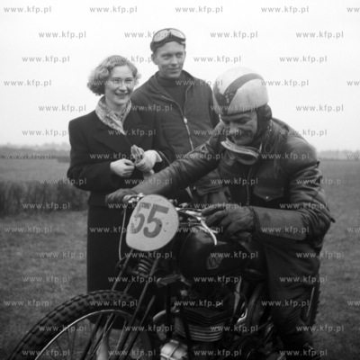 Zawodnicy wyścigu motocyklowego na stadionie w Gdańsku....