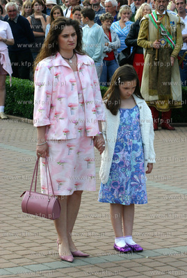 Zlozenie kwiatow i wiencow na plycie Marynarza Polskiego...