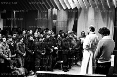 Stocznia Gdanska. Msza w przededniu wprowadzenia stanu...